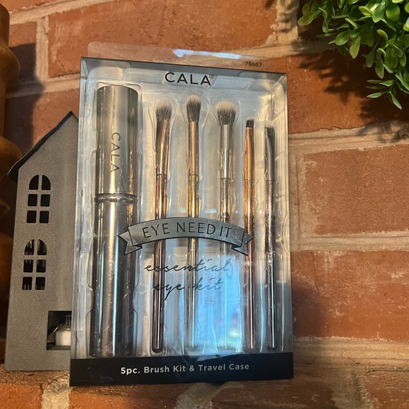 CALA | EYE NEED IT | ESSENTIAL EYE BRUSH SET - Picture 2 of 5